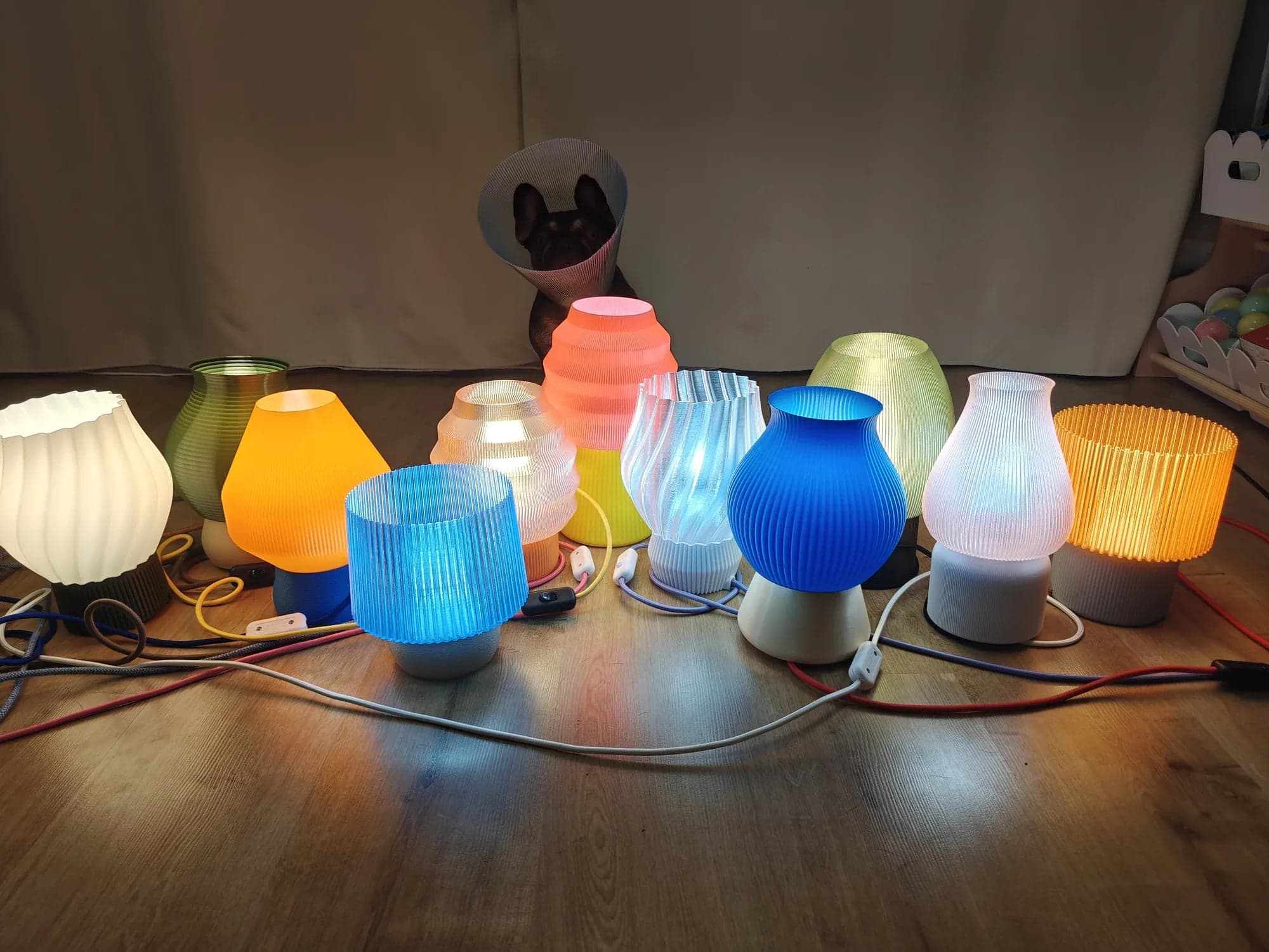 Farebné 3D tlačené stolové lampy Svetlana svietiace v modernom interiéri